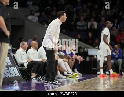 Grand Canyon Antelopes-Cheftrainer Bryce Drew schreit einem seiner Spieler das NCAA-Basketballspiel gegen Abilene Christian in Phoenix, Arizona, am Donnerstag, den 11. Januar 2024 an. Die GCU besiegte Abilene Christian 74–64. (David Venezia/Bild des Sports) Stockfoto