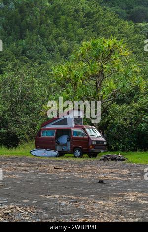 In Honomanu, Maui, erwartet Sie ein Abenteuer mit einem Wohnmobil, der bereit für das Inselleben ist, inmitten eines üppigen Regenwaldes. Stockfoto