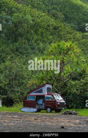 In Honomanu, Maui, erwartet Sie ein Abenteuer mit einem Wohnmobil, der bereit für das Inselleben ist, inmitten eines üppigen Regenwaldes. Stockfoto