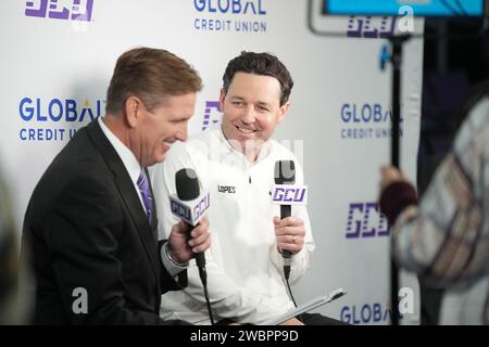 Grand Canyon Antelopes Cheftrainer Bryce Drew spricht mit dem Sender vor dem Tonights-Spiel NCAA gegen Abilene Christian am Donnerstag, den 11. Januar 2024 in Phoenix, Arizona. Die GCU besiegte Abilene Christian 74–64. (David Venezia/Bild des Sports) Stockfoto