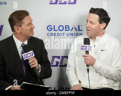 Grand Canyon Antelopes Cheftrainer Bryce Drew spricht mit dem Sender vor dem Tonights-Spiel NCAA gegen Abilene Christian am Donnerstag, den 11. Januar 2024 in Phoenix, Arizona. Die GCU besiegte Abilene Christian 74–64. (David Venezia/Bild des Sports) Stockfoto