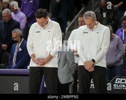 Grand Canyon Antelopes Cheftrainer Bryce Drew beugt sich beim Gebet vor dem NCAA-Basketballspiel gegen Abilene Christian in Phoenix, Arizona, Donnerstag, den 11. Januar 2024. Die GCU besiegte Abilene Christian 74–64. (David Venezia/Bild des Sports) Stockfoto