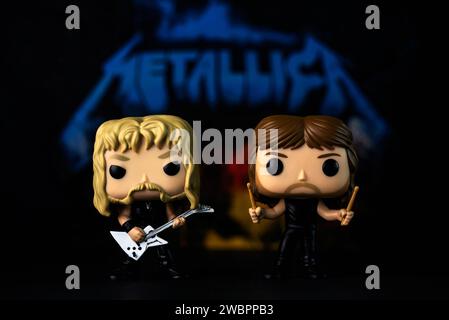 Funko POP Vinyl Figuren von James hetfield und Lars Ulrich Sänger und Schlagzeuger der amerikanischen Heavy Metal Gruppe Metallica vor Metallica Poster. Stockfoto