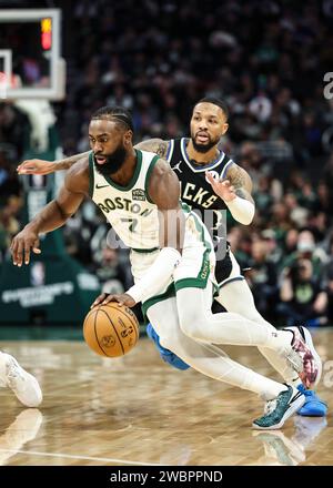 Milwaukee, USA. Januar 2024. Jaylen Brown (L) dribbelt am 11. Januar 2024 in Milwaukee Bucks an Damian Lillard vorbei, während der NBA-Regular-Saison zwischen Milwaukee Bucks und Boston Celtics in Milwaukee, USA. Quelle: Joel Lerner/Xinhua/Alamy Live News Stockfoto