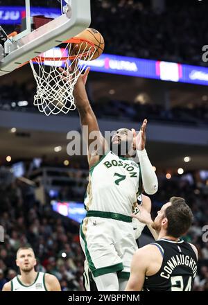 Milwaukee, USA. Januar 2024. Der Bostoner Celtics-Wachmann Jaylen Brown (oben) geht während des NBA-Spiels zwischen Milwaukee Bucks und Boston Celtics in Milwaukee, USA, am 11. Januar 2024 in den Korb. Quelle: Joel Lerner/Xinhua/Alamy Live News Stockfoto