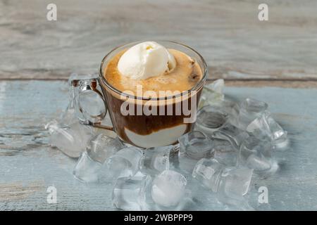 Affogato-Kaffee mit Vanilleeis in einem Glasbecher auf einem Holztisch Stockfoto
