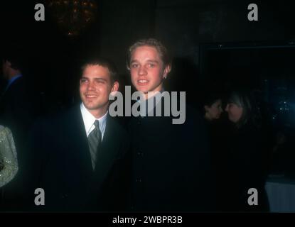 Beverly Hills, Kalifornien, USA, 14. November 1996 (L-R), Schauspieler Scott Baitrstow und Schauspieler Devon Sawa nehmen an der National Conference of Christians and Jewish in the Teil. Beverly Hilton Hotel am 14. November 1996 in Beverly Hills, Kalifornien, USA. Foto: Barry King/Alamy Stock Photo Stockfoto