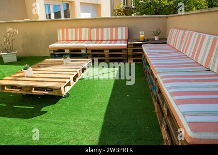 Holzbänke und Tisch aus Europaletten handgefertigter Garten Stockfoto