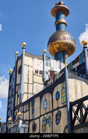 Mehrfarben-Spitelau-Verbrennungsofen und -Turm im Wiener Stadtzentrum. Österreich Stockfoto