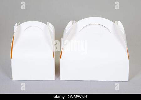 Griff leer zwei Gebäckkisten weiß leeres Modell 2 Boxen isoliert auf grauem Hintergrund Stockfoto