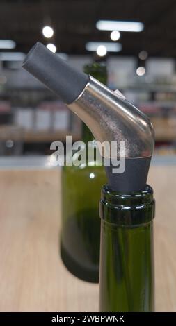 Flasche Edelstahl Getränkeausgießer zum Verkauf im Geschäft Weinspezialist Stockfoto
