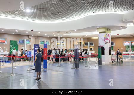 Penang, Malaysia - 11. Januar 2024: Personen an den Check-in-Schaltern am Penang International Airport. Stockfoto