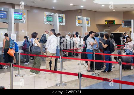 Penang, Malaysia - 11. Januar 2024: Personen an den Check-in-Schaltern am Penang International Airport. Stockfoto