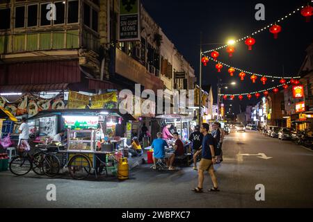 George Town, Penang, Malaysia - 10. Januar 2024: Menschen auf den Straßen von George Town, Penang, Malaysia. Stockfoto