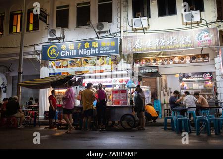 George Town, Penang, Malaysia - 8. Januar 2024: Menschen auf den Straßen von George Town, Penang, Malaysia. Stockfoto