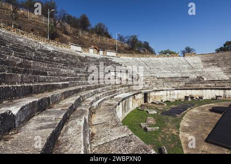 Das Amphitheater in Heraclea Lyncestis, einer antiken griechischen Stadt in Mazedonien in der Nähe der heutigen Stadt Bitola in Nordmazedonien. An einem sonnigen Tag aufgenommen. Stockfoto