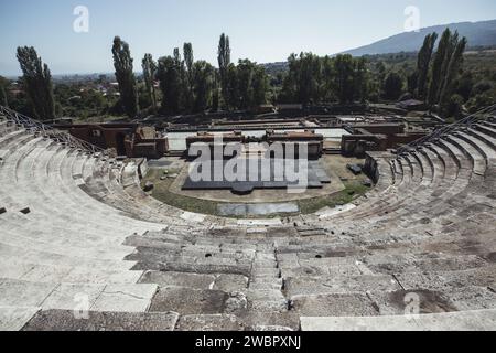 Das Amphitheater in Heraclea Lyncestis, einer antiken griechischen Stadt in Mazedonien in der Nähe der heutigen Stadt Bitola in Nordmazedonien. An einem sonnigen Tag aufgenommen. Stockfoto