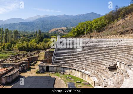 Das Amphitheater in Heraclea Lyncestis, einer antiken griechischen Stadt in Mazedonien in der Nähe der heutigen Stadt Bitola in Nordmazedonien. An einem sonnigen Tag aufgenommen. Stockfoto