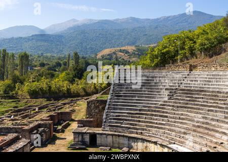 Das Amphitheater in Heraclea Lyncestis, einer antiken griechischen Stadt in Mazedonien in der Nähe der heutigen Stadt Bitola in Nordmazedonien. An einem sonnigen Tag aufgenommen. Stockfoto