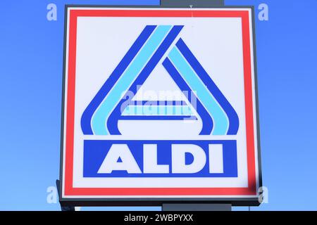 ALDI Nord am 11.01.2024 in Wuppertal ALDI Nord gehört zu den international führenden Einzelhandelsunternehmen. Mit einer mehr als 110-jährigen Tradition steht die Marke ALDI für die Erfindung des Discounts. *** ALDI North am 11 01 2024 in Wuppertal ALDI North ist eines der führenden internationalen Handelsunternehmen mit mehr als 110 Jahren Tradition steht die Marke ALDI für die Erfindung des Discounter xRx Stockfoto