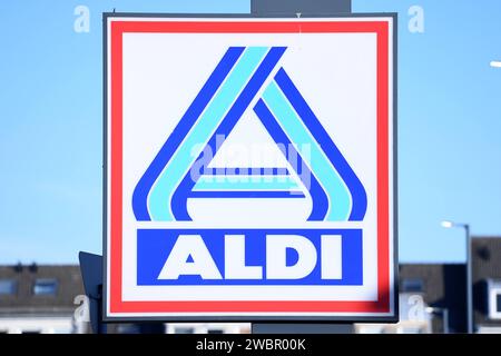 ALDI Nord am 11.01.2024 in Wuppertal ALDI Nord gehört zu den international führenden Einzelhandelsunternehmen. Mit einer mehr als 110-jährigen Tradition steht die Marke ALDI für die Erfindung des Discounts. *** ALDI North am 11 01 2024 in Wuppertal ALDI North ist eines der führenden internationalen Handelsunternehmen mit mehr als 110 Jahren Tradition steht die Marke ALDI für die Erfindung des Discounter xRx Stockfoto