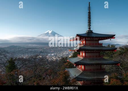 Fuji und Chureito-Pagode im Herbst, Fujiyoshida, Japan. Stockfoto