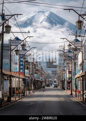 Straßenblick auf den Fuji von Fujiyoshida, Präfektur Yamanashi, Japan. Stockfoto