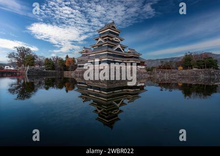 Schloss Matsumoto im Herbst, Matsumoto, Präfektur Nagano, Japan. Stockfoto