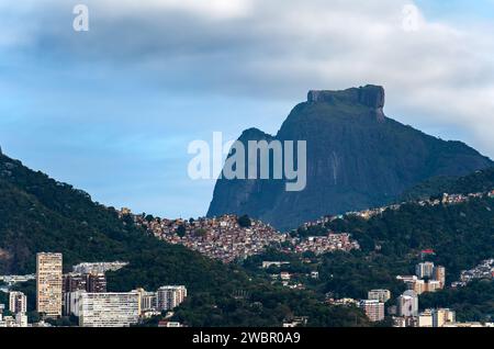 Langzeitbelichtungsansicht von Rosinha Favela und Pedra Gavea in Rio de Janeiro Stockfoto