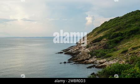 Malerischer Blick auf Meer und Himmel, Thailand. Wunderschöner Blick auf einen Strand. Felsiger Strand vor der Küste. Wunderschöne Meereslandschaft. Malerische Aussicht auf den großen Felsen Stockfoto