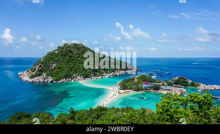 Aussichtspunkt vom Gipfel des Berges, um den Strand, das Meer und die Natur von Nangyuan und Tao Island zu sehen Stockfoto