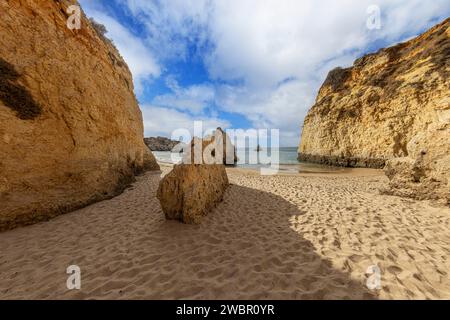 Panoramablick zwischen den Klippen von Praia do Prainha an der portugiesischen Algarve während des Tages im Sommer Stockfoto