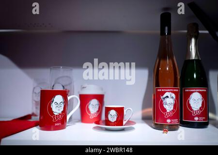 Scholz, Parteitag SPD DEU, Deutschland, Deutschland, Berlin, 09.12.2023 Pappbecher und Becher sowie Weinflasche der Kanzlertropfen vom Seeheimer Kreis mit Logo Symbol Konterfei vom Bundeskanzler Olaf Scholz auf dem Bundesparteitag der SPD in Berlin Deutschland . Die Partei trifft sich auf dem Parteitag um ihre Fuehrung zu waehlen. Die SPD ist der Seniorpartner der aktuellen drei-Parteien-Regierungskoalition und verzeichnete in den letzten zwei Jahren einen Popularitaetsrückgang en: Pappbecher sowie Weinflasche der Kanzlertropfen aus dem Seeheimer Kreis mit Logo-Symbol aus Bundeskanzler Stockfoto