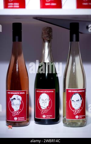 Scholz, Parteitag SPD DEU, Deutschland, Deutschland, Berlin, 09.12.2023 Weinflasche der Kanzlertropfen vom Seeheimer Kreis mit Logo Symbol Konterfei vom Bundeskanzler Olaf Scholz auf dem Bundesparteitag der SPD in Berlin Deutschland . Die Partei trifft sich auf dem Parteitag um ihre Fuehrung zu waehlen. Die SPD ist der Seniorpartner der aktuellen drei-Parteien-Regierungskoalition und verzeichnete in den letzten zwei Jahren einen Popularitaetsrückgang en: Weinflasche der Kanzlertropfen aus dem Seeheimer Kreis mit Logo-Symbol von Bundeskanzler Olaf Scholz auf der Bundesparteikonferenz Stockfoto