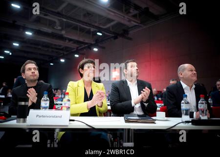 Parteivorstand, Parteitag SPD DEU, Deutschland, Deutschland, Berlin, 09.12.2023 Parteivorstand mit Kevin Kuehnert , Generalsekretaer der SPD, Saskia Esken , Co-Vorsitzende der SPD, Lars Klingbeil , Co-Vorsitzender der SPD und Bundeskanzler Olaf Scholz v.l.n.r. auf dem Bundesparteitag der SPD in Berlin Deutschland. Die Partei trifft sich auf dem Parteitag um ihre Fuehrung zu waehlen. Die SPD ist der Seniorpartner der aktuellen drei-Parteien-Regierungskoalition und verzeichnete in den letzten zwei Jahren einen Popularitaetsrückgang en: Parteivorstand mit Kevin Kuehnert , Generalsekretär der SPD Stockfoto