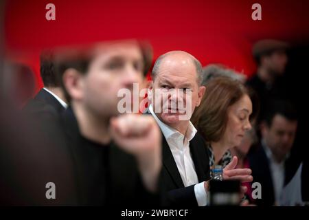 OLAF Scholz, Parteivorstand, Parteitag SPD DEU, Deutschland, Berlin, 09.12.2023 Parteivorstand mit Kevin Kuehnert , Generalsekretaer der SPD und Bundeskanzler Olaf Scholz v.l.n.r. auf dem Bundesparteitag der SPD in Berlin Deutschland . Die Partei trifft sich auf dem Parteitag um ihre Fuehrung zu waehlen. Die SPD ist der Seniorpartner der aktuellen drei-Parteien-Regierungskoalition und verzeichnete in den letzten zwei Jahren einen Popularitaetsrückgang en: Parteivorstand mit Kevin Kuehnert , Generalsekretär der SPD, und Bundeskanzler Olaf Scholz von links nach rechts beim Bundespräsidium Stockfoto