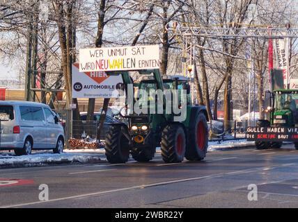 München, Bayern, Deutschland. Januar 2024. Zeitgleich mit einem Streik der öffentlichen Verkehrsmittel zogen Lkw-Fahrer und Bauern in Traktoren auf die Stadt München, um gegen die Ampelkoalition auf der Theresienwiese zu demonstrieren, wobei viele versprachen, die Stadt zu lähmen. Die Fahrer protestieren gegen die Treibstoffkosten, senken die Subventionen, werden aber auch von rechtsextremen Akteuren der AfD sowie von Verschwörungsextremisten, die einen Zusammenbruch der Ampelkoalition herbeiführen wollen, der zu einem Aufstieg der schockierend populären AfD führen würde, geschürt. (Bild: © Sachelle Babba Stockfoto