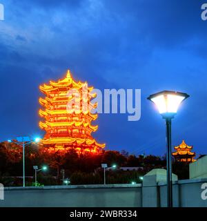Gelber Kranturm in der Dämmerung, der traditionelle chinesische mehrstöckige Turm auf Sheshan (Schlangenhügel) in Wuhan, Hubei, China Stockfoto