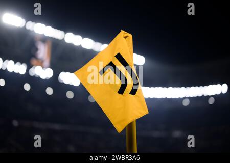 Turin, Italien. 11. Januar 2024. Eine allgemeine Ansicht zeigt eine Eckfahne mit dem Logo von Juventus FC vor dem Fußballspiel Coppa Italia zwischen Juventus FC und Frosinone Calcio. Quelle: Nicolò Campo/Alamy Live News Stockfoto