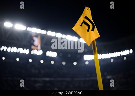 Turin, Italien. 11. Januar 2024. Eine allgemeine Ansicht zeigt eine Eckfahne mit dem Logo von Juventus FC vor dem Fußballspiel Coppa Italia zwischen Juventus FC und Frosinone Calcio. Quelle: Nicolò Campo/Alamy Live News Stockfoto