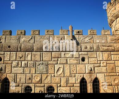 Fassade der Burg Moussa im Libanon. Stockfoto