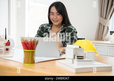 Junge Designerinnen, die im Studio arbeiten. Stockfoto