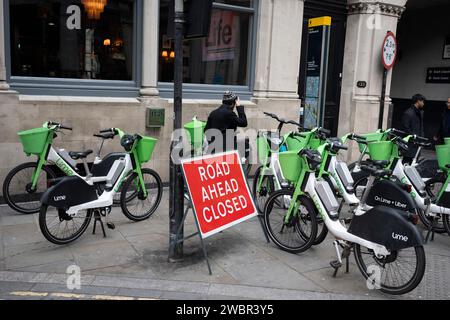 Viele Lime-Leihfahrräder parken zusammen auf der Straße in der City of London, dem Finanzviertel der Hauptstadt, am 11. Januar 2024 in London, England. Stockfoto