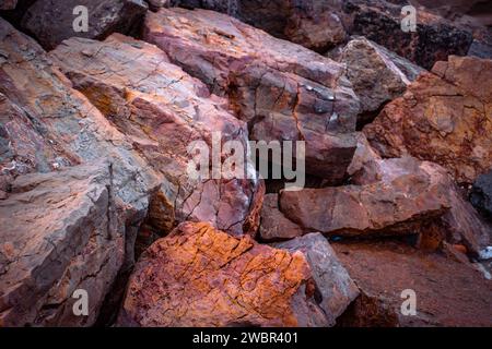 Großes Foto mit Felsstruktur am Meer. Panoramablick Mittelmeer aus nächster Nähe rote Steine. Stockfoto