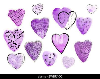 Set von Herzen in verschiedenen Größen und Formen auf weißem Hintergrund. Violette Aquarellflecken und schwarze Umrandung. Alle Herzen haben ein anderes Muster Stockfoto