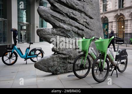 Limettenverleih-eBikes werden zusammen unter der Skulptur „City Wing“ in der Threadneedle Street geparkt, der Straße in der City of London, dem Finanzviertel der Hauptstadt, am 11. Januar 2024 in London, England. City Wing stammt von dem Künstler Christopher Le Brun. „City Wing“ ist eine zehn Meter hohe Bronzeskulptur des Präsidenten der Royal Academy of Arts, Christopher Le Brun, die 2009 von Hammerson in Auftrag gegeben wurde und von Morris Singer Art Gründern gegossen wurde, der angeblich ältesten Kunstgießerei der Welt. Stockfoto