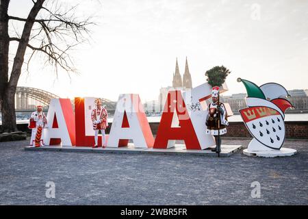 Das Triumvirat der Karnevalsgesellschaft Altgemeinde Rodenkirchen steht vor der zwei Meter hohen Alaaf-Schrift im Stadtteil Deutz, im b Stockfoto
