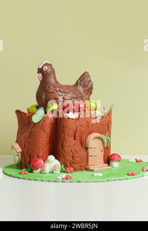 Osterkuchen mit strukturierter Optik am Baumstamm und Osterhase Stockfoto