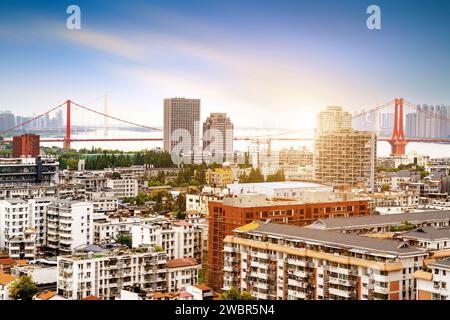 Die Yangtse River Bridge und Wolkenkratzer am Fluss, Wuhan, China Stockfoto