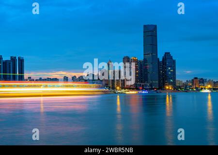 Wolkenkratzer am Yangtze-Fluss, Nachtansicht auf Wuhan, China. Stockfoto